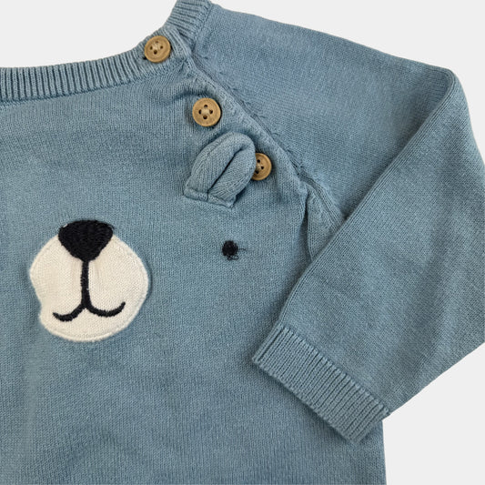 Blauer Baby-Strickpullover mit Bärenmotiv und Knöpfen an der Schulter – detail