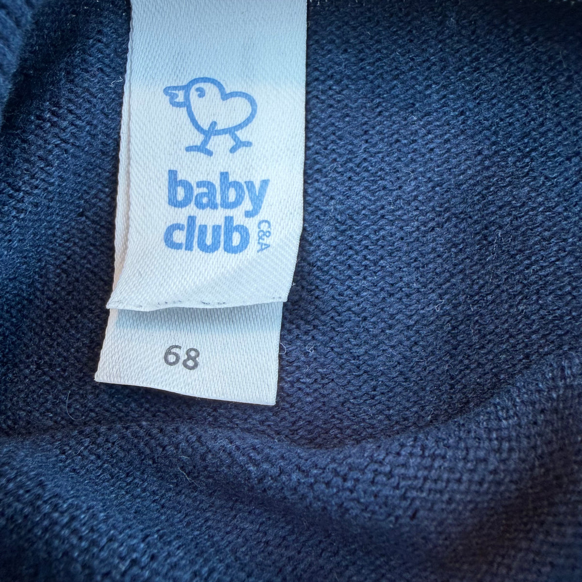 Blauer Baby-Strickpullover mit Rundhals und zwei Schulterknöpfen – label
