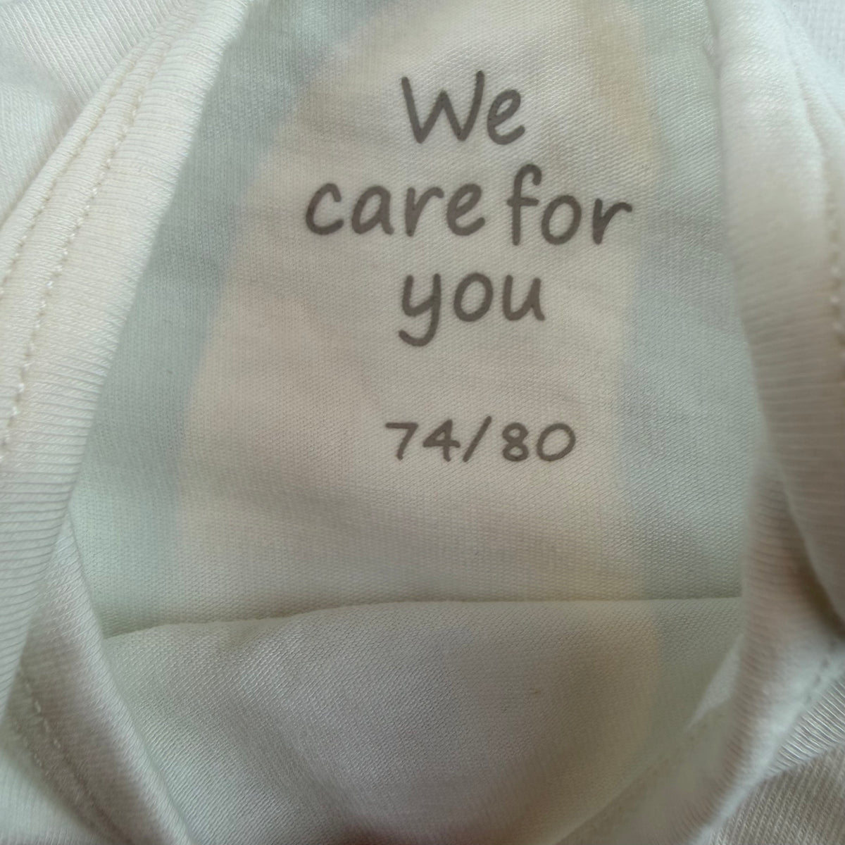 Weißer ärmelloser Baby-Body mit kleinem Zebra-Print, Größe 74/80 – label