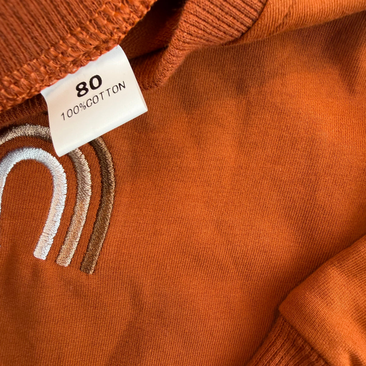 Brauner Langarm-Body aus Baumwolle mit Regenbogen-Stickerei und Druckknöpfen, Größe 80 – label