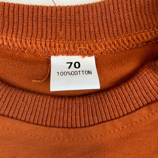 Brauner Baby-Body in Größe 70 mit Regenbogen-Stickerei und Druckknöpfen – detail