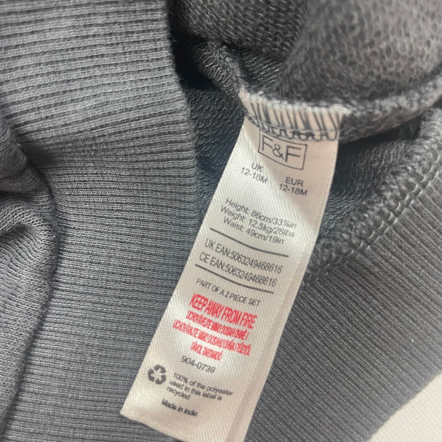 Grauer Pullover mit bunter `Tiny Human` Aufschrift auf der Vorderseite – label