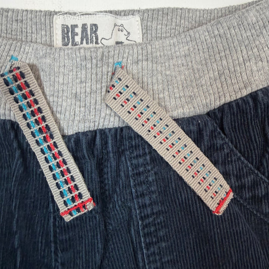 Dunkelblaue Cordhose für Kinder mit grauem Bund, Cargo-Tasche und roter 03-Stickerei, Größe 86 – detail