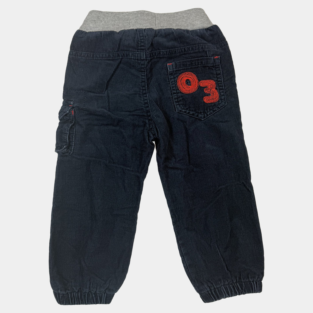 Dunkelblaue Cordhose für Kinder mit grauem Bund, Cargo-Tasche und roter 03-Stickerei, Größe 86 – back