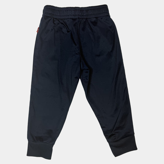 Dunkelblaue Levi’s Kinder-Sporthose mit rotem Logo-Print und Rippbündchen – back