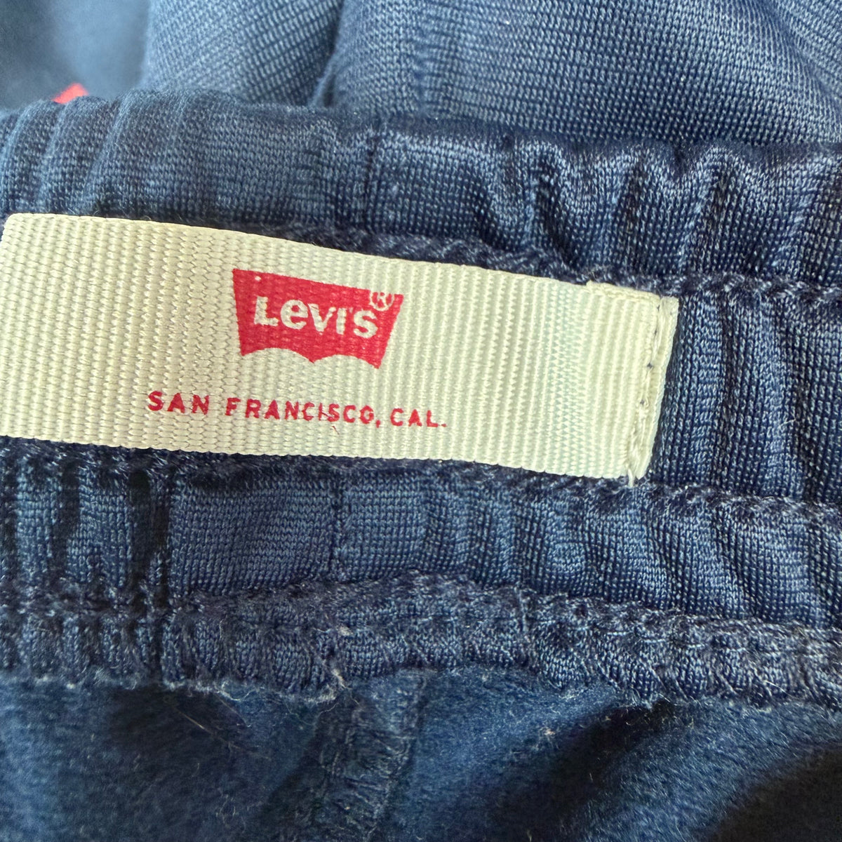 Dunkelblaue Levi’s Kinder-Sporthose mit rotem Logo-Print und Rippbündchen – label