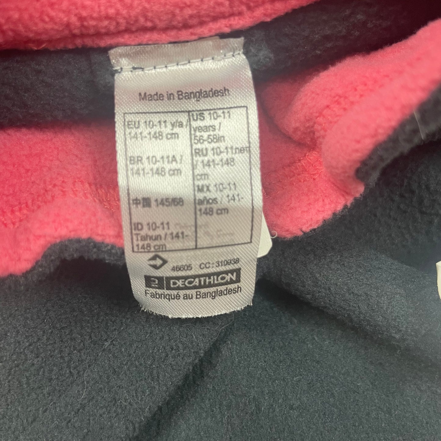 Schwarzes Fleece-Pullover mit Reißverschluss und roten Details. – label
