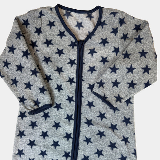 Grauer Fleece-Schlafsack mit dunkelblauen Sternen und Reißverschluss