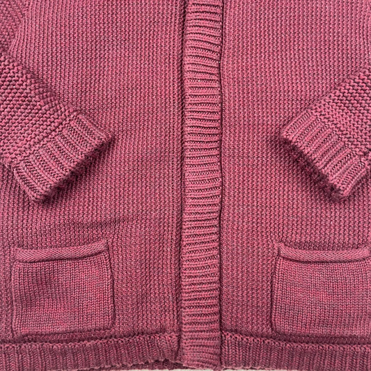 Bordeauxfarbene Kinder Strickjacke mit Kapuze und Taschen. – detail
