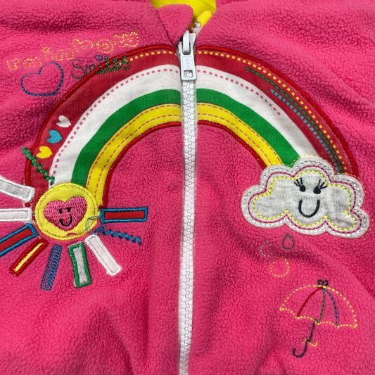 Rosa Weste mit Kapuze, Regenbogenmotiv und gelbem Futter – detail