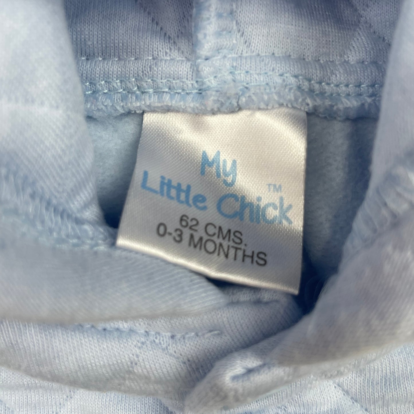 Blaue Polyester-Baumwoll-Weste mit Kapuze und gestepptem Design. – label