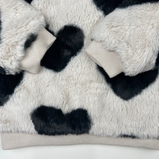 Flauschiger Pullover für Babys mit Herzmuster in Weiß und Schwarz – detail