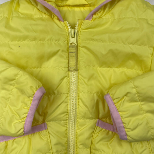 Gelbe Steppjacke mit Kapuze für Kinder – detail