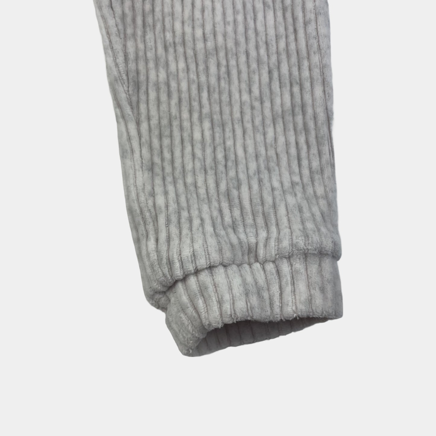 Graue Ripp-Hose für Kinder mit Bauchtasche von Tu, Größe 18-24 Monate. – flatlay