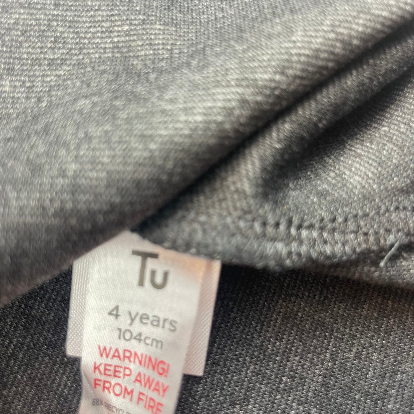 Graues Kleid mit Schleifen und Knöpfen auf den Schultern, Größe 104 cm für Kinder 4 Jahre. – label