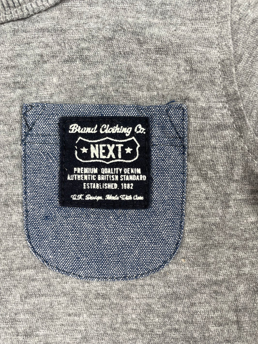 Graues Next Baby T-Shirt 3–6 Monate mit Brusttasche – detail