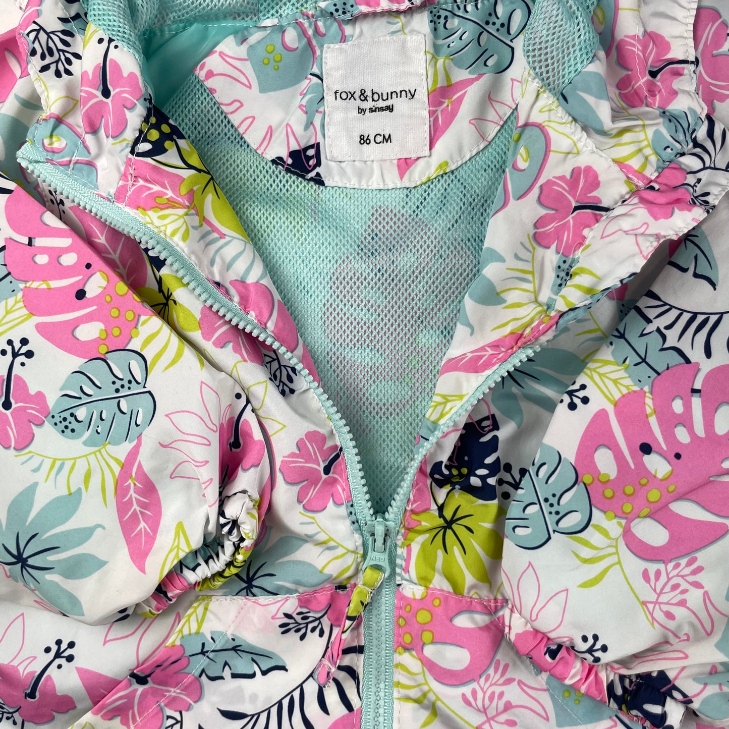 Mehrfarbige Regenjacke mit Blumenmuster und Kapuze, Größe 86 CM, von fox & bunny – label