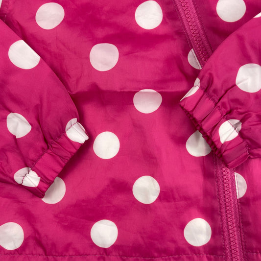 Pinkfarbene Regenjacke mit weißen Punkten und Kapuze von Tu für Kinder, Größe 9-12 Monate. – detail