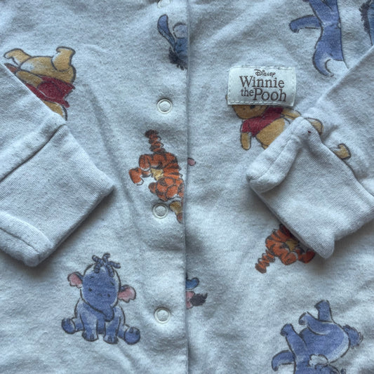 Grauer Baby-Overall mit Winnie the Pooh-Muster von Disney, Größe 0-3 Monate. – detail