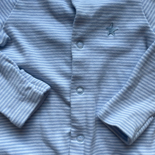 Hellblauer gestreifter Baumwoll-Overall von F&F, Größe bis 3 Monate – detail