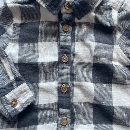 Schwarz-Weiß kariertes Baby-Body mit langen Ärmeln, Größe 3-6 Monate, von George – detail