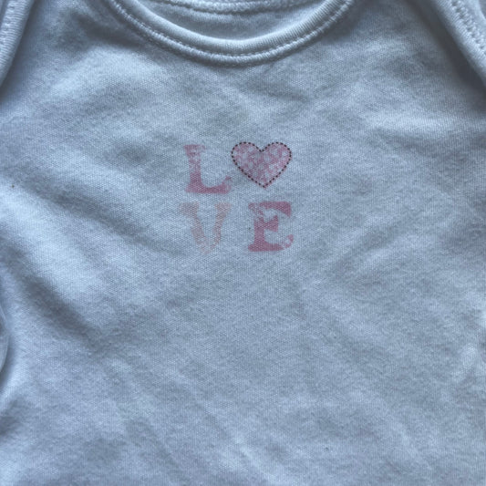 Weißer Body aus Baumwolle mit Herzmotiv und kurzen Ärmeln – detail