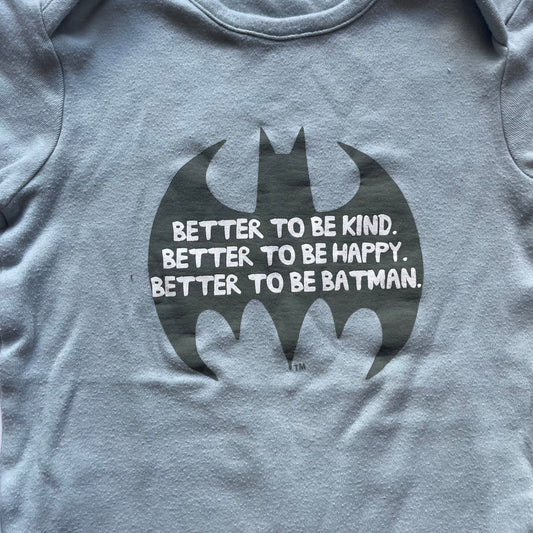 Grauer Body mit Batman-Motiv und Spruch, Größe 18-24 Monate – detail