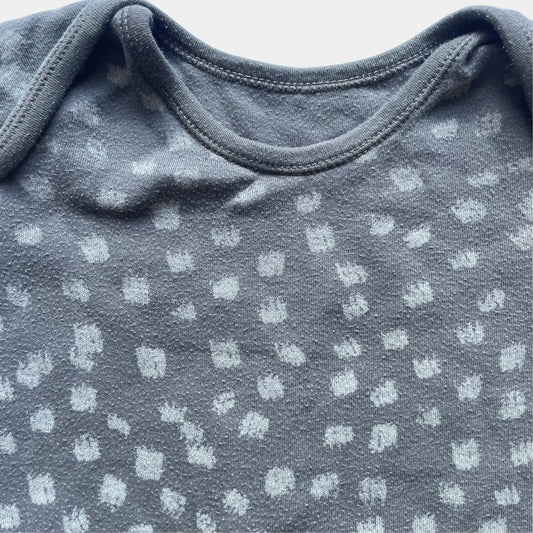 Grauer Baumwoll-Body mit Punkten und kurzen Ärmeln von George, Größe 12–18 Monate – detail