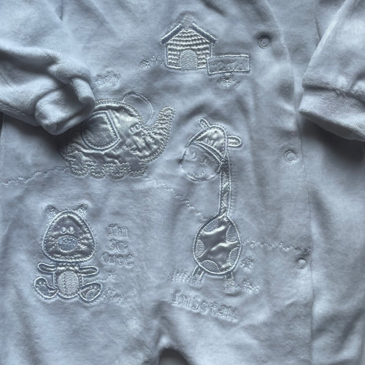 Weißer Baby-Overall mit Tiermotiven – detail