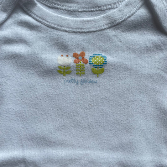 Weißer Body für Babys bis 3 Monate mit Blumenmotiv – detail