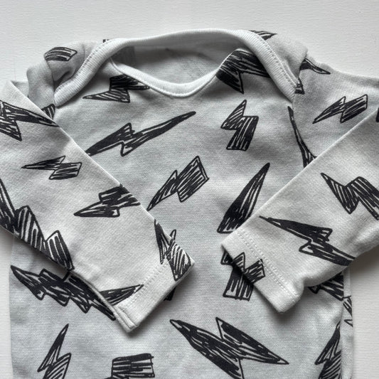 Grauer Baumwoll-Body mit Blitzmuster für Babys bis 3 Monate – detail