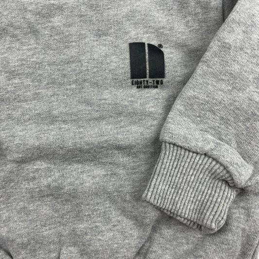 Grauer Baumwoll-Polyester-Pullover für Kleinkinder mit gestreiftem Ärmel – detail