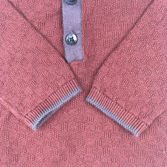 Bordeauxfarbener Baby-Strick-Polopullover mit navyfarbenem Kragen und Knopfleiste von Mamas & Papas, Größe 6–9 Monate. – detail