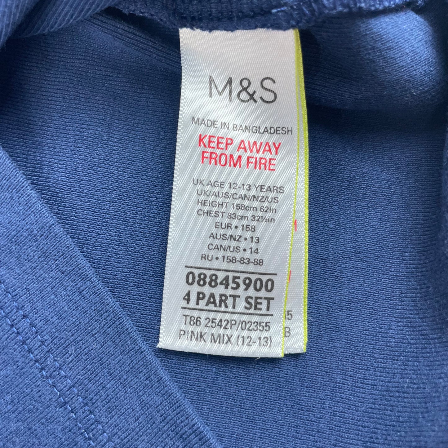 Blaues Langarmshirt mit pinken Akzenten und 'Be Kind' Aufdruck – label