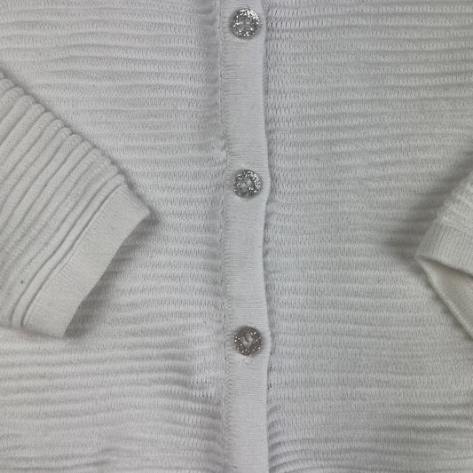 Weiße Baumwoll-Strickjacke mit Knopfleiste für Kinder, Größe 2-3 Jahre. – detail