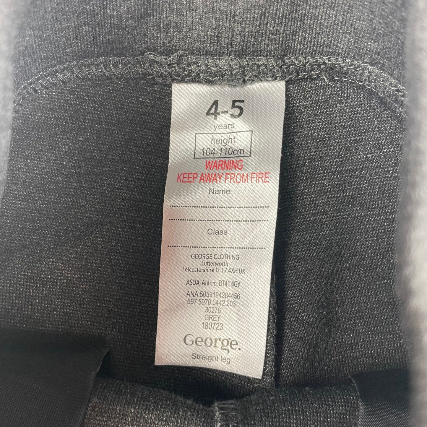 Graue Jerseyhose für Kinder mit geradem Bein. – label