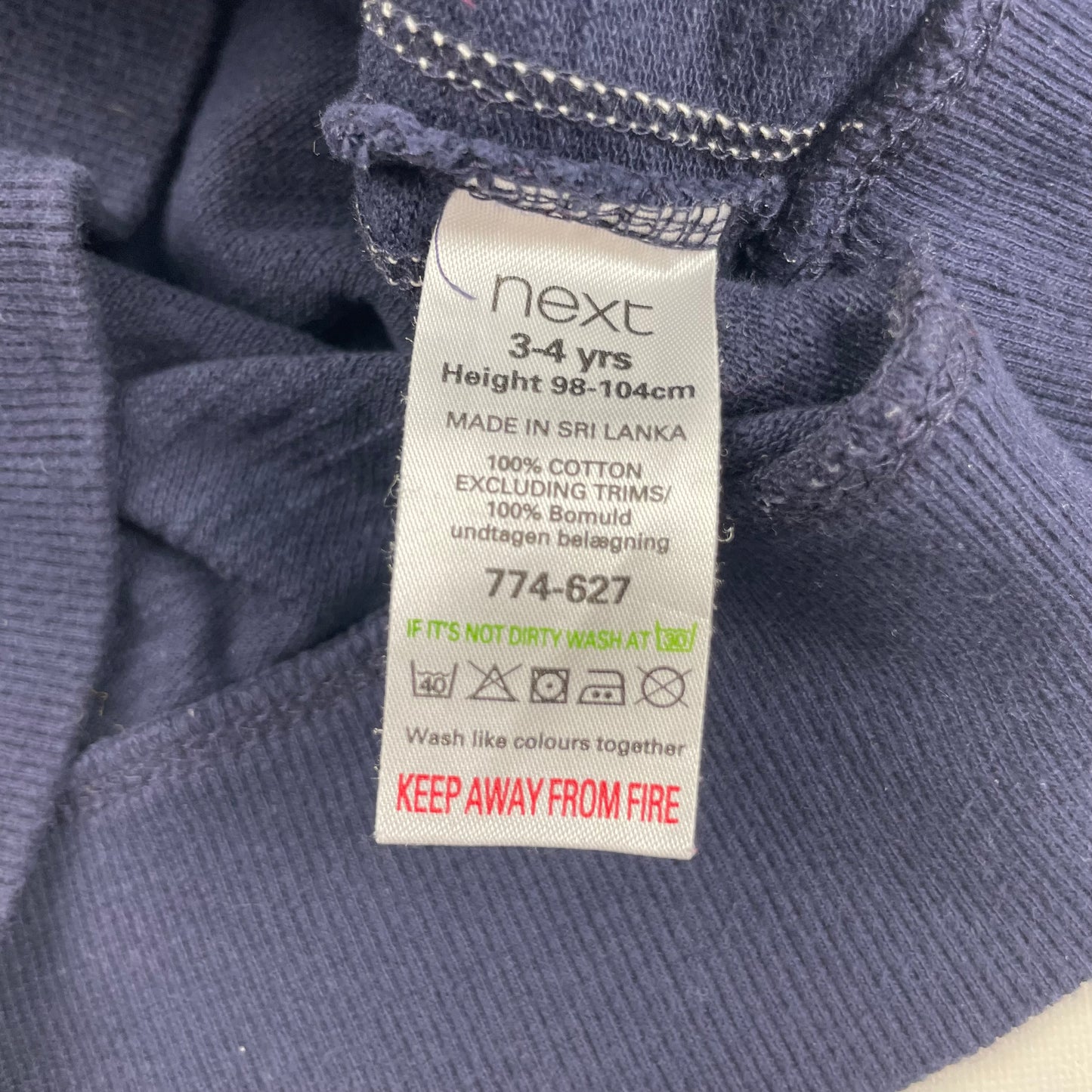 Dunkelblauer Kapuzenpullover mit Wappen und Ellenbogen-Patches – label