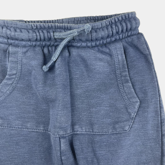Blaue Jogginghose für Kinder mit elastischem Bund und Taschen. – detail