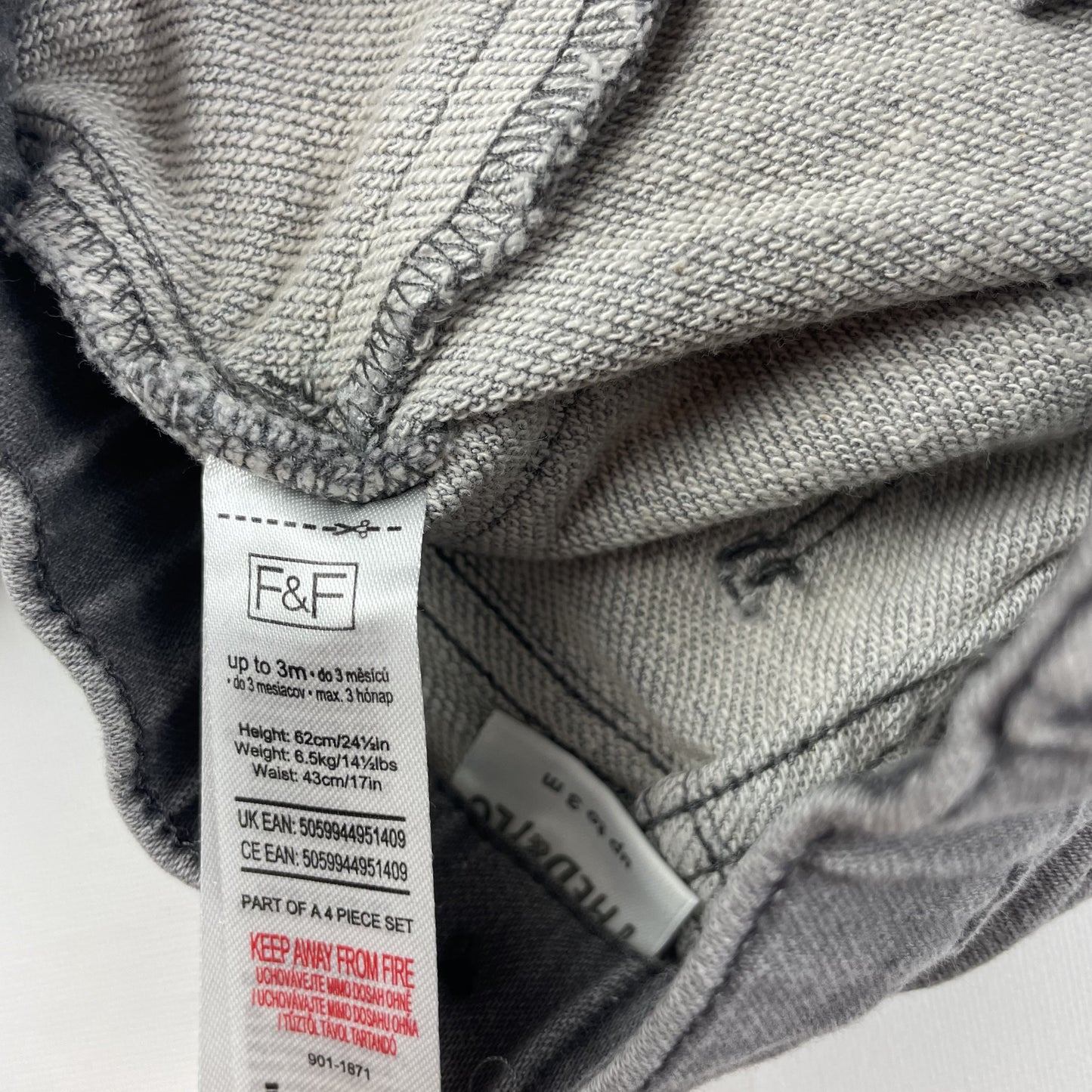 Graue Denim-Baby-Jeans mit Gürtelschlaufen und Knopfverschluss – label