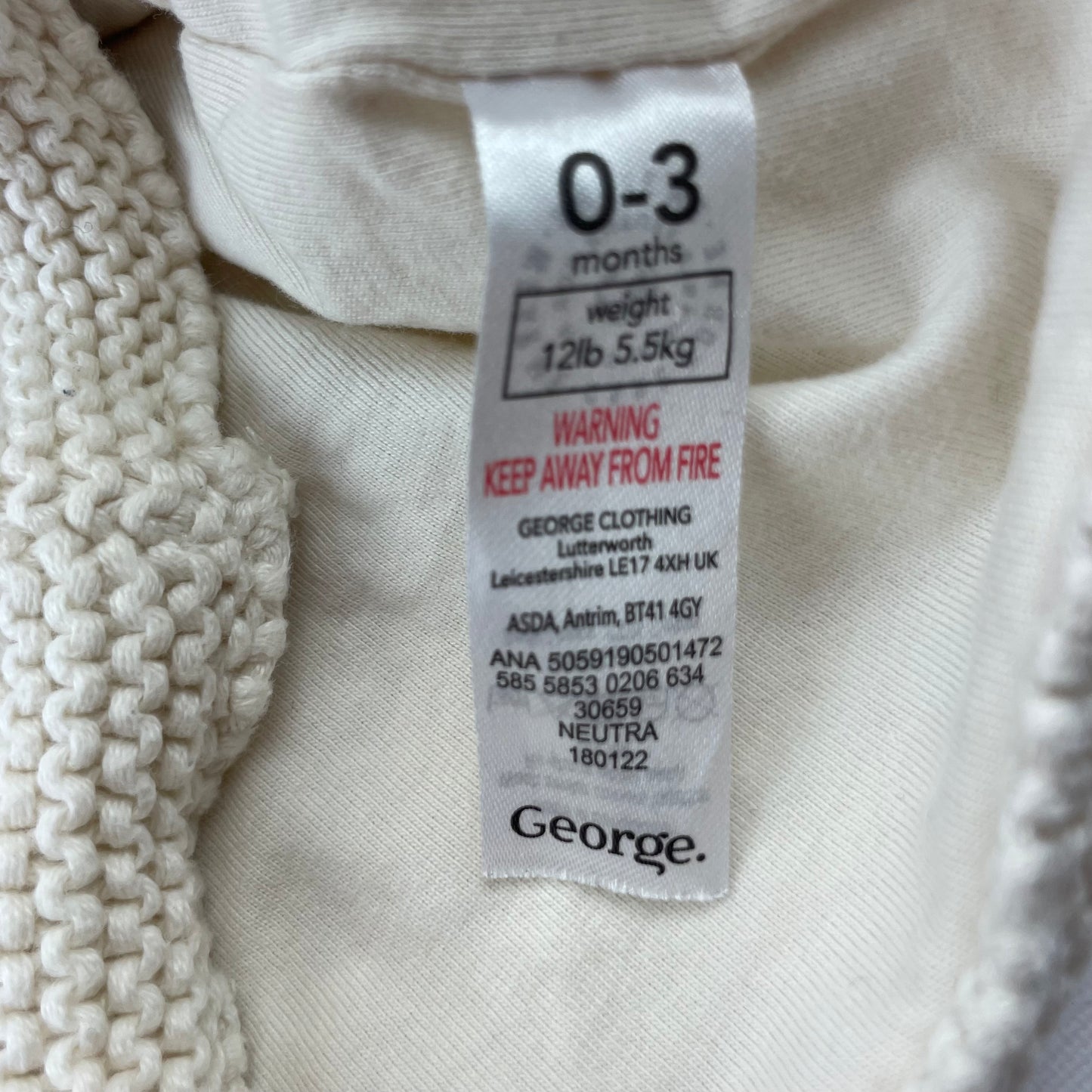 Weiße Strickjacke mit Kapuze für Babys, Größe 0-3 Monate. – label