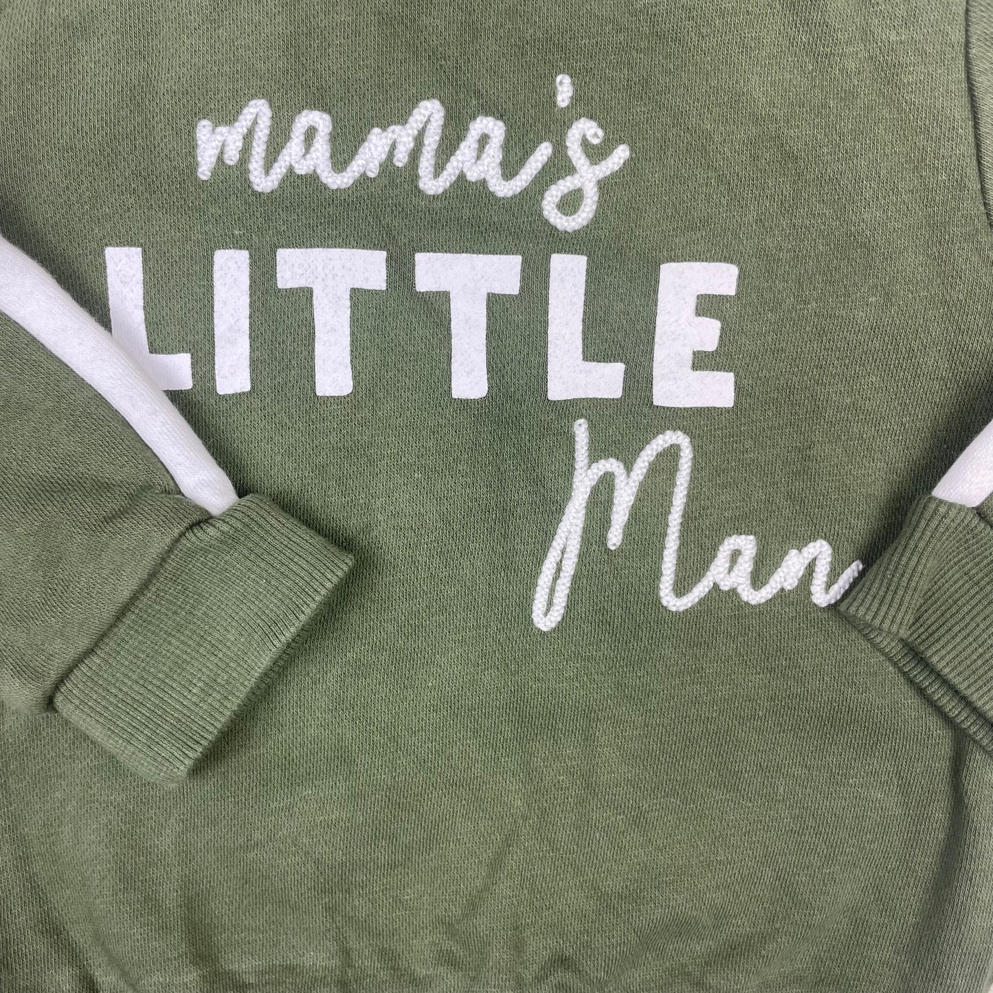 Grünes Baby-Sweatshirt von Fred & Flo mit Schriftzug "mama's LITTLE Man" und weißen Streifen an den Ärmeln. – detail