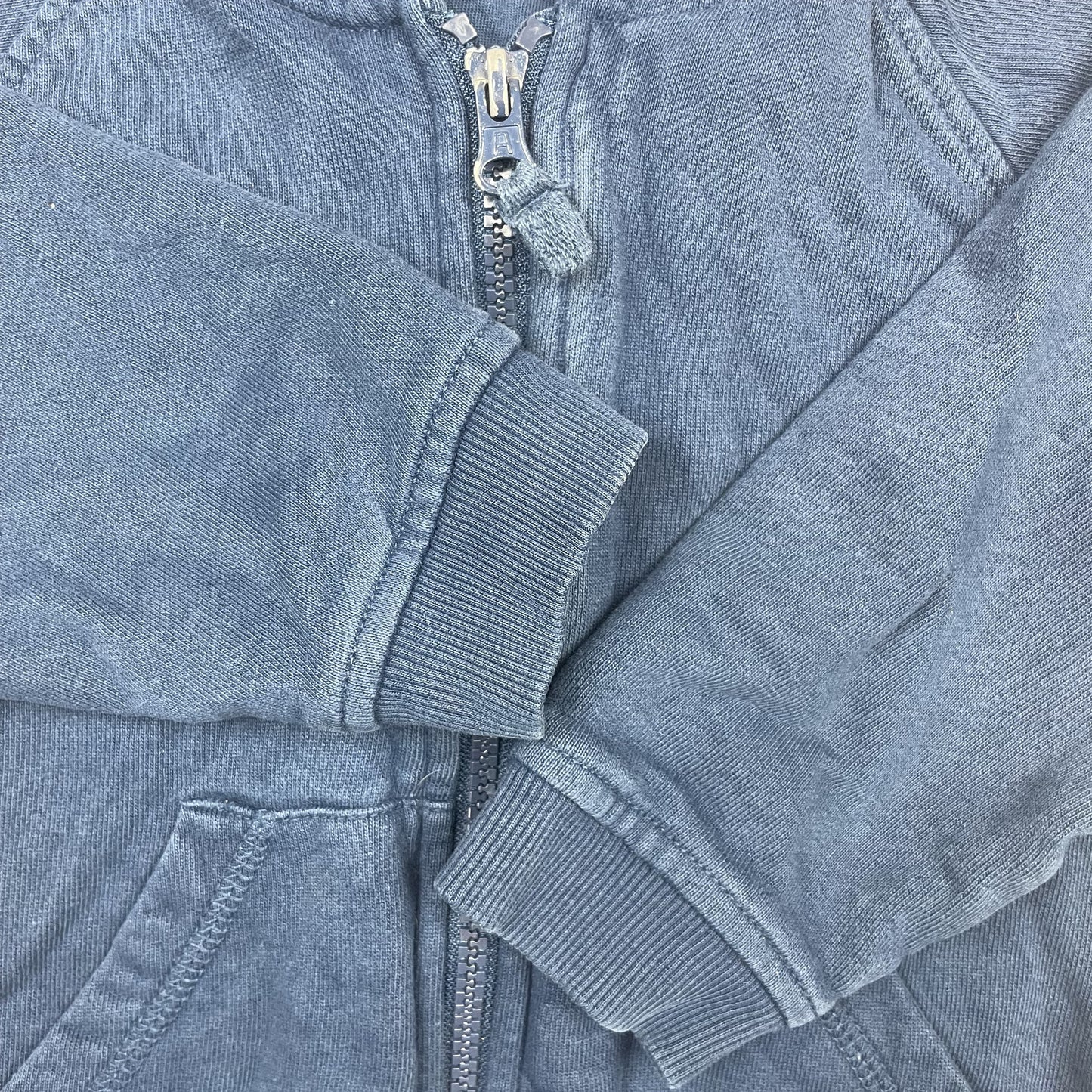 Dunkelblaue Kinder-Sweatjacke mit Kapuze und Reißverschluss von Matalan, Größe 3–4 Jahre – detail