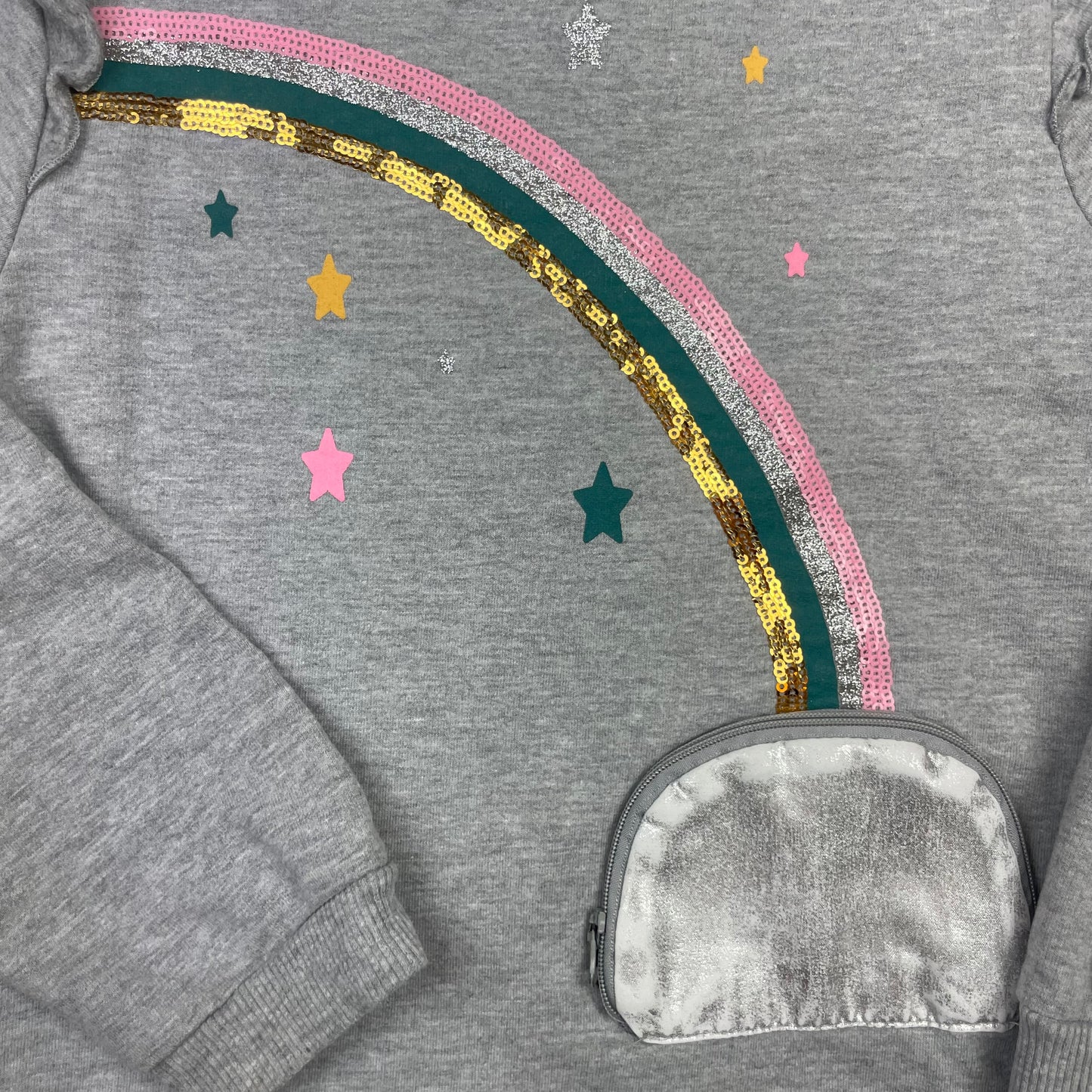 Graues Kinder-Sweatshirt mit Regenbogen, Sternen und silberner Tasche, Größe 110 – detail