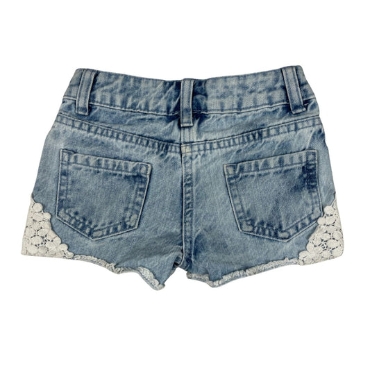 Jeansshorts mit Spitzenakzenten