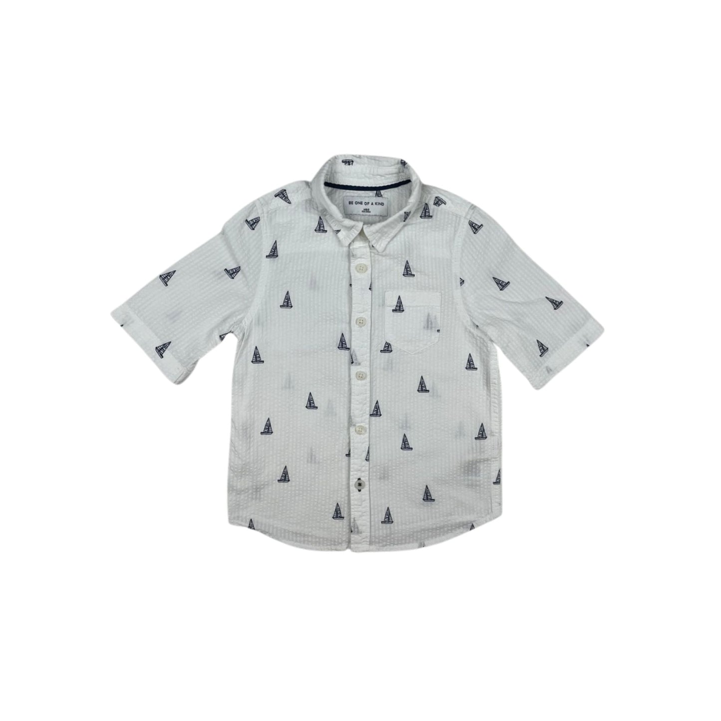 Weißes Hemd mit Segelboot-Muster für Jungen, Vorderansicht