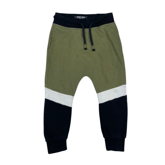 Bequeme olivgrüne Hose mit schwarzen Details für Jungen