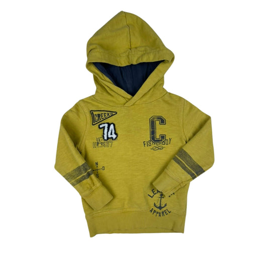 Gelber Kinderhoodie mit Aufdruck auf weißem Hintergrund