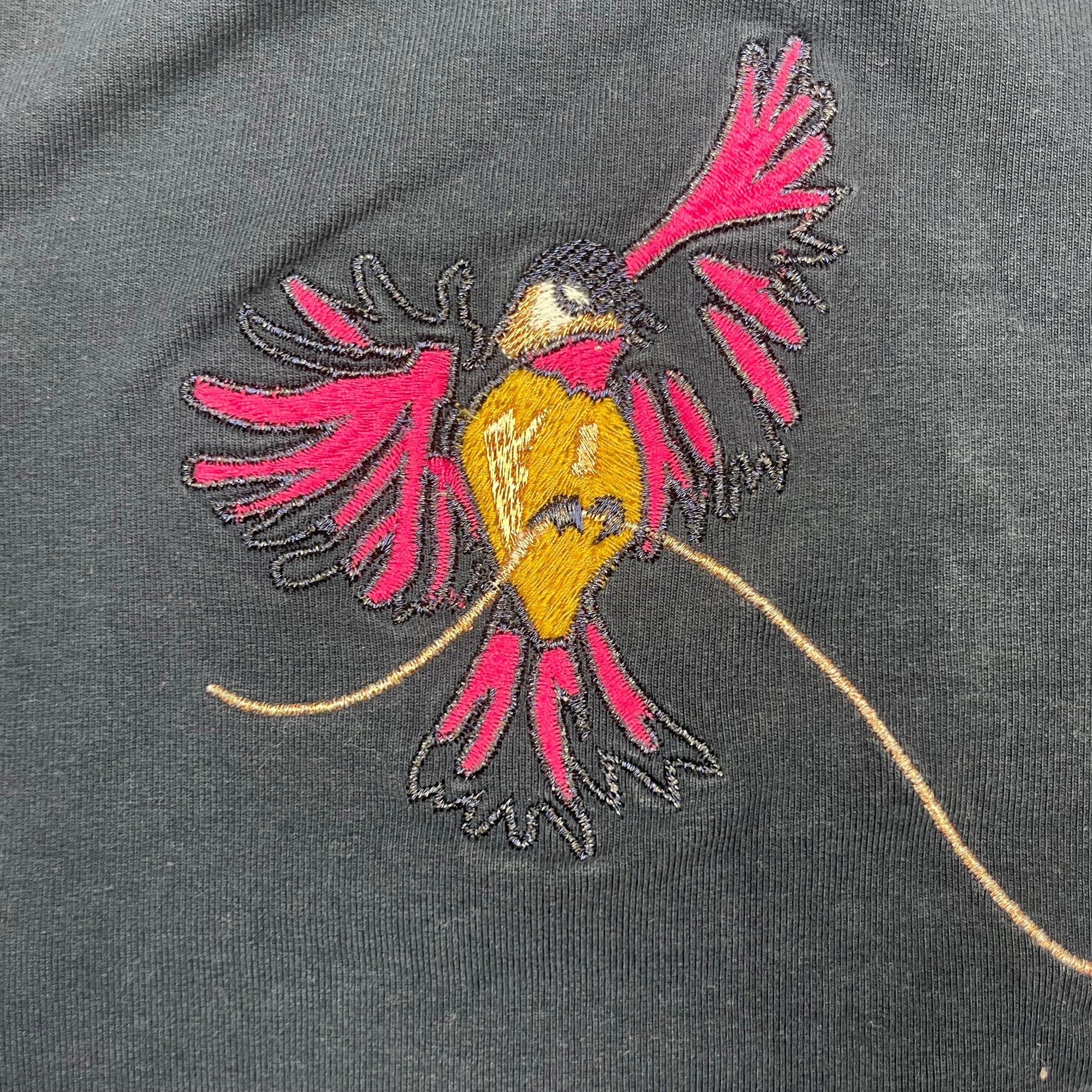 Dunkelblaues Sweatshirt von Name it mit Vogel- und Bienen-Stickerei, Größe 110 – detail