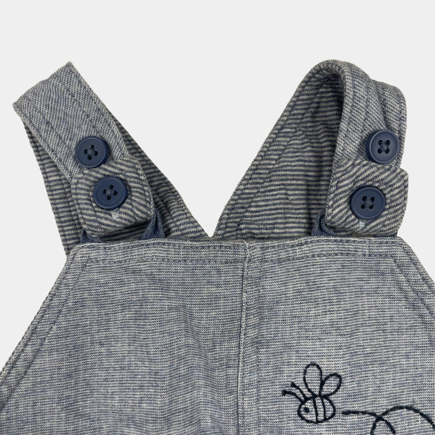 Grauer Overall mit Bärendesign und Taschen für Babys – inside