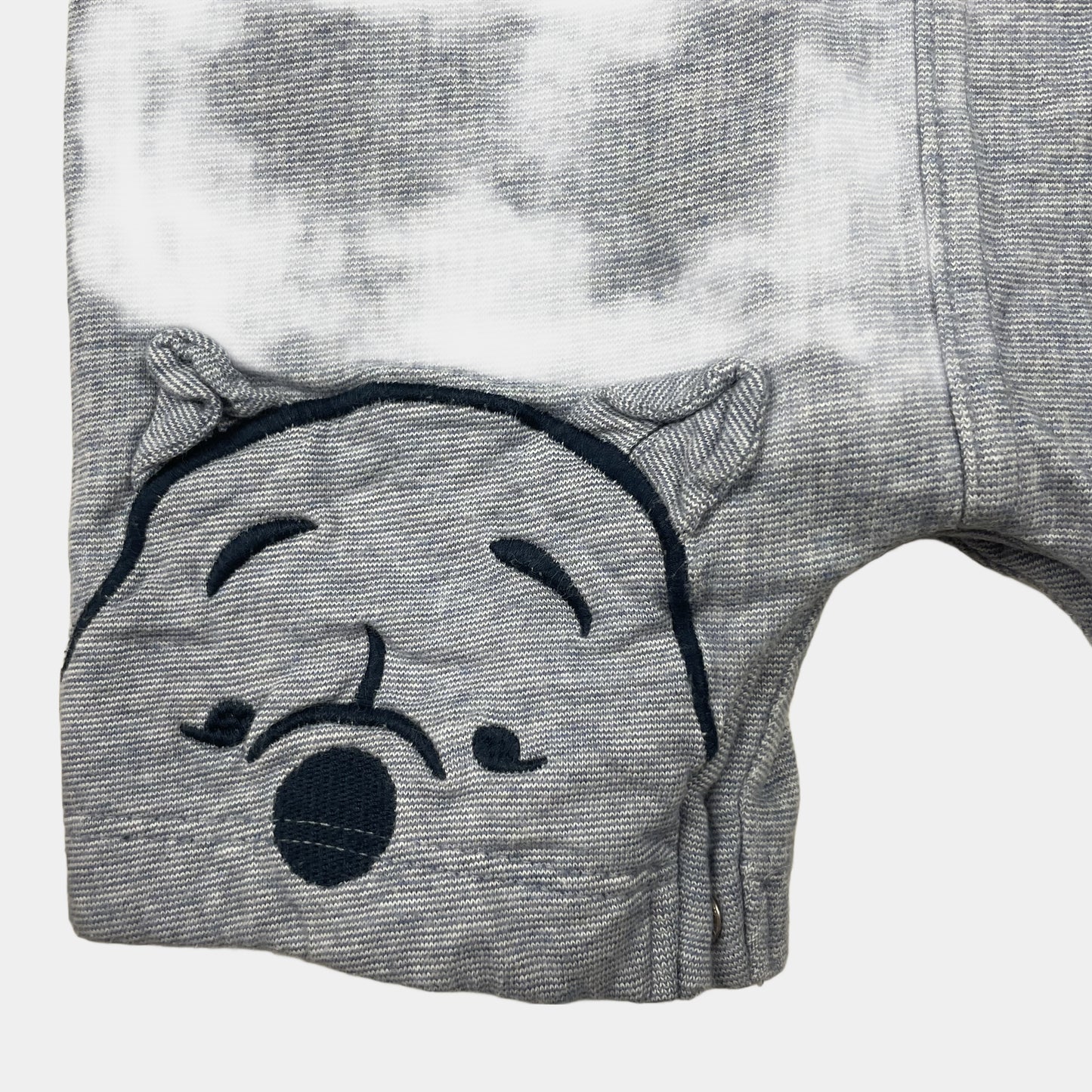 Grauer Overall mit Bärendesign und Taschen für Babys – detail